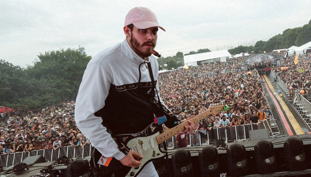 quem é san holo wikivibez