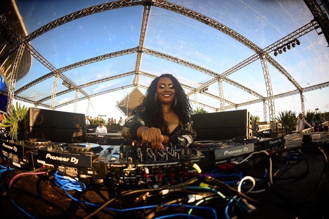 5 DJs brasileiras para ouvir e conhecer na quarentena carola 5 DJs brasileiras para ouvir e conhecer na quarentena carola