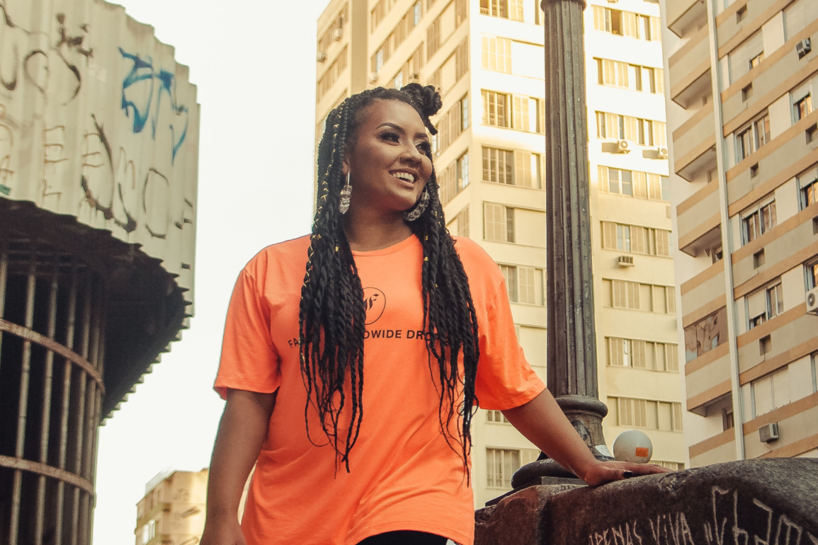 DJ Carola comenta em entrevista sobre sua nova track Carolas World lançada por sua própria label a Tropical Feelings