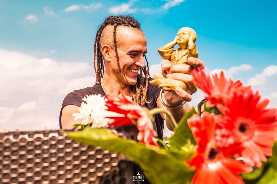 Dre Guazzelli apresenta sua gravadora a Never Stop Dreaming para lançar suas próprias músicas com mais agilidade e originalidade