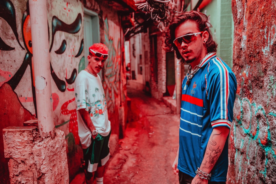 Almanac se diverte em cenas inéditas na Rocinha com novo clipe  scaled