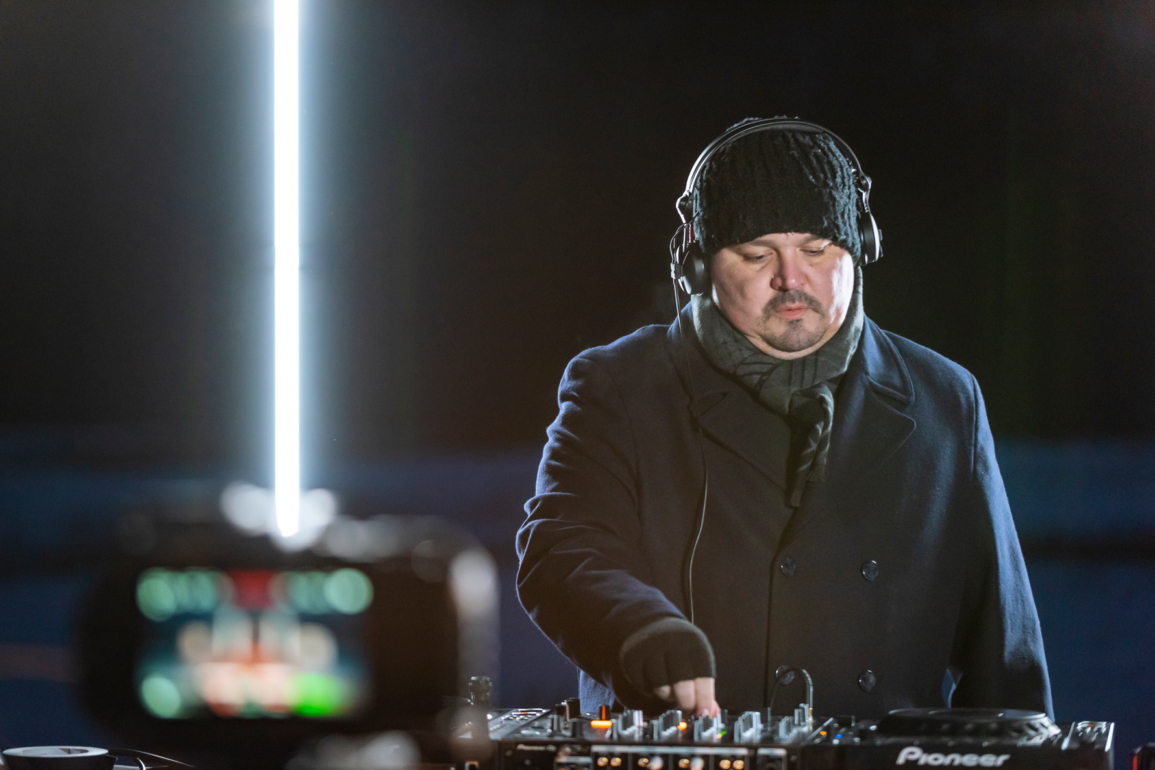 DJ e produtor de Techno o capixaba Tchaka apresenta set na neve e fala sobre novidades DJ e produtor de Techno o capixaba Tchaka apresenta set na neve e fala sobre novidades