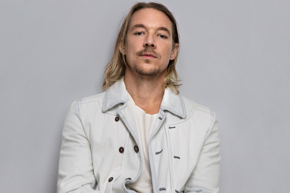 Rasgando rótulos DIPLO