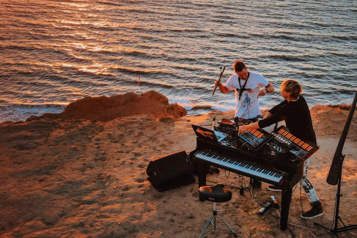 12 apresentações que misturam instrumentos musicais em live set de DJs