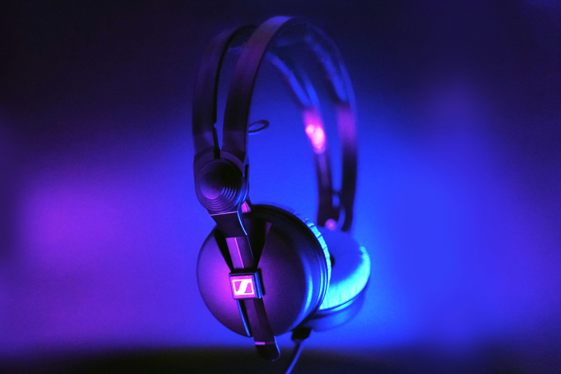 Icônico fone HD 25 Blue da Sennheiser chega ao Brasil quantidade limitada