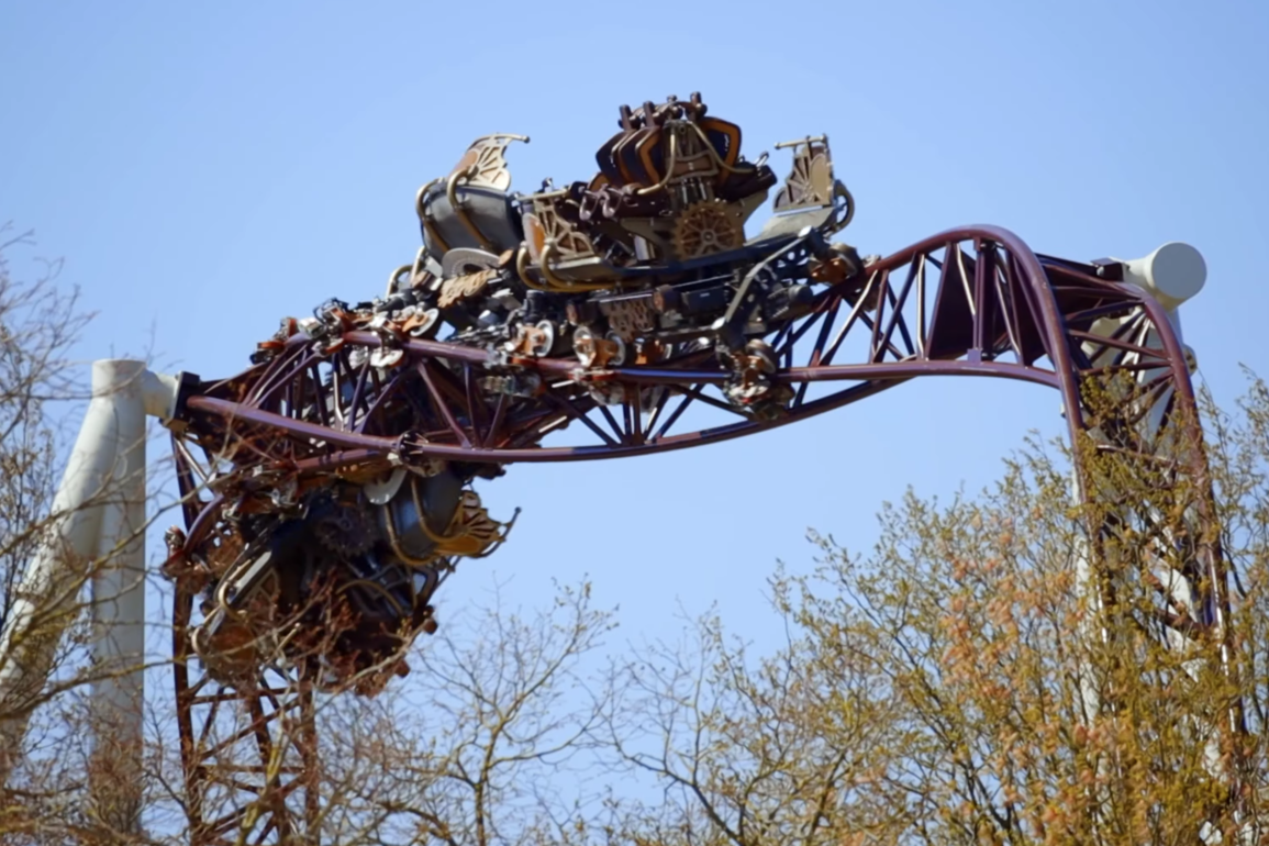 Montanha-russa do Tomorrowland no parque Plopsaland começa a ser testada