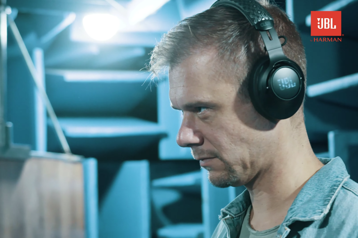 JBL lança série exclusiva de fones assinada por Armin van Buuren