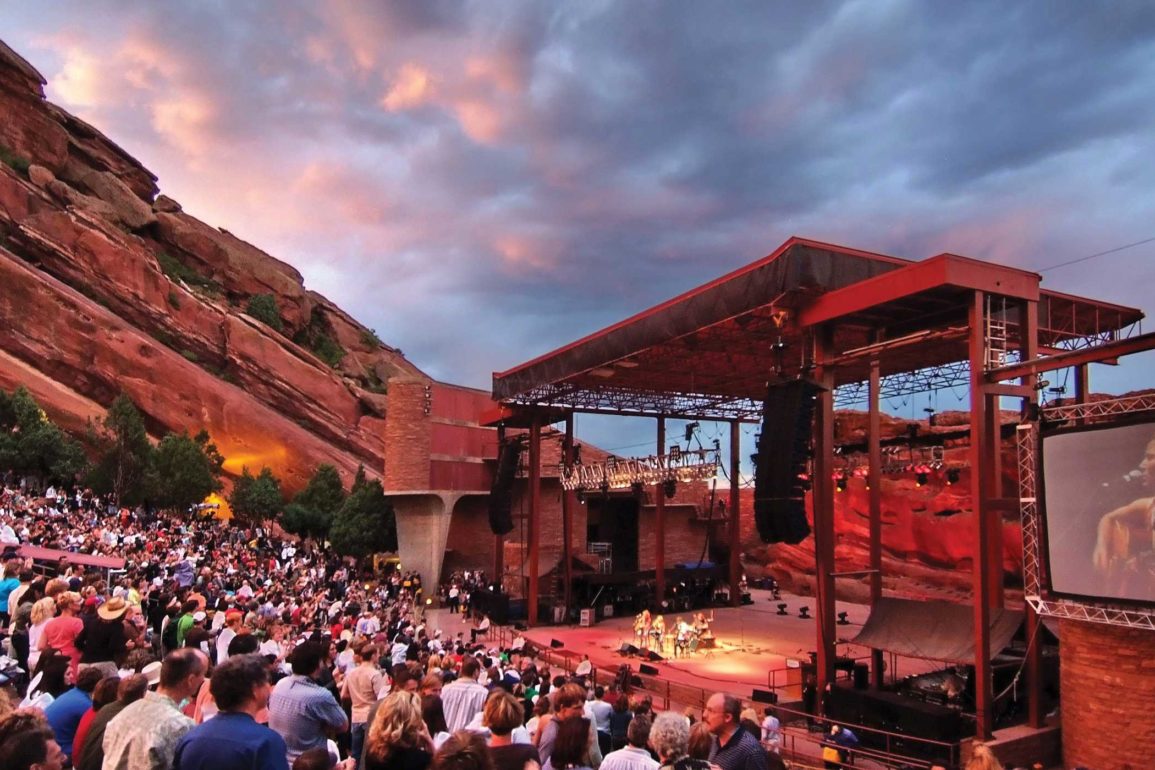 Red Rocks é forçado a aderir aos limites de decibéis impostos pela cidade de Denver e sugere que fãs ouçam o show via aplicativo no celular, dentro do evento