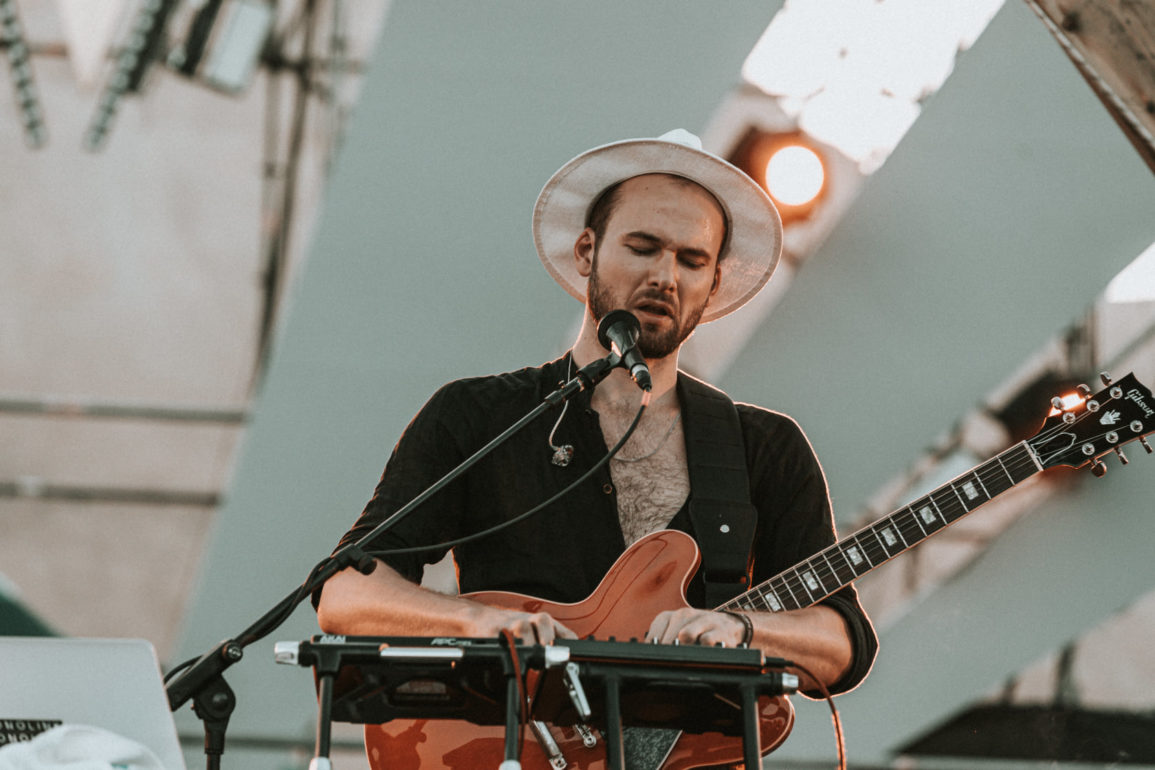 Saiba quem é Monolink e entenda o seu som em 4 apresentações únicas