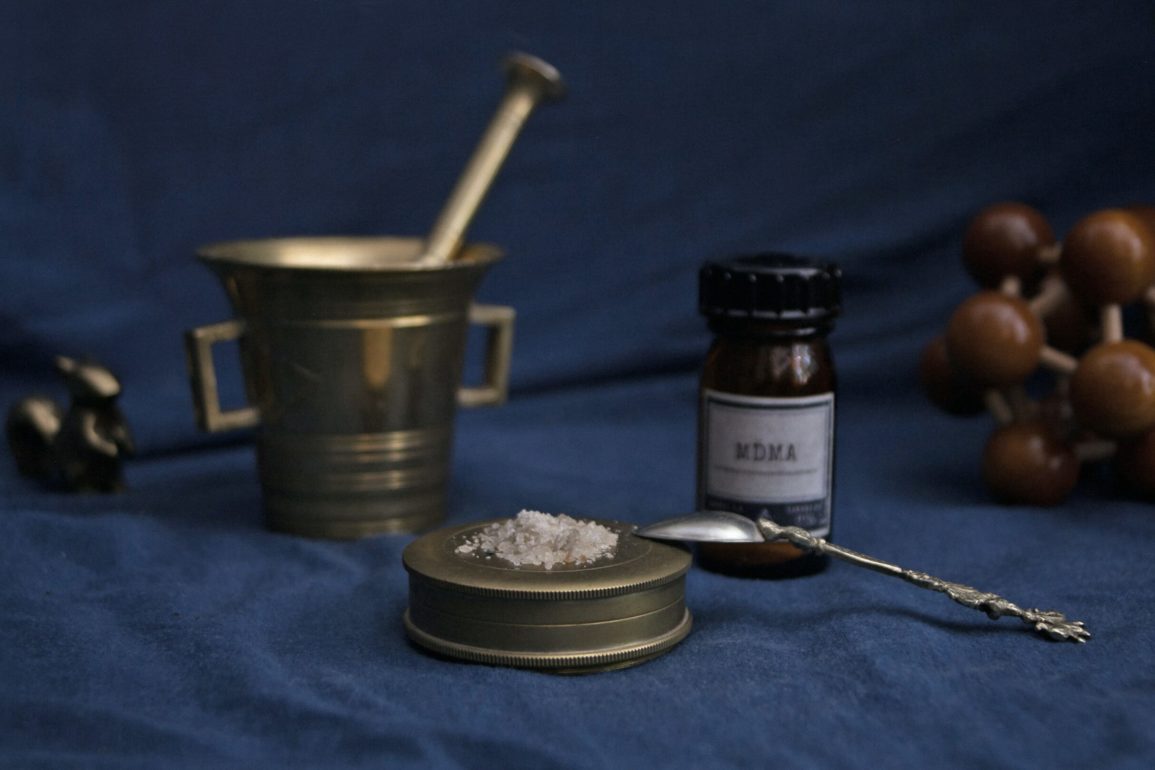 Uso terapêutico de MDMA por profissionais da saúde é autorizado nos EUA