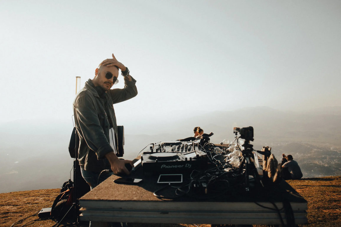 Música-eletrônica-altruísta---Victor-Ventura-apresenta-seu-vídeo-set-beneficente-no-Morro-do-Queimado