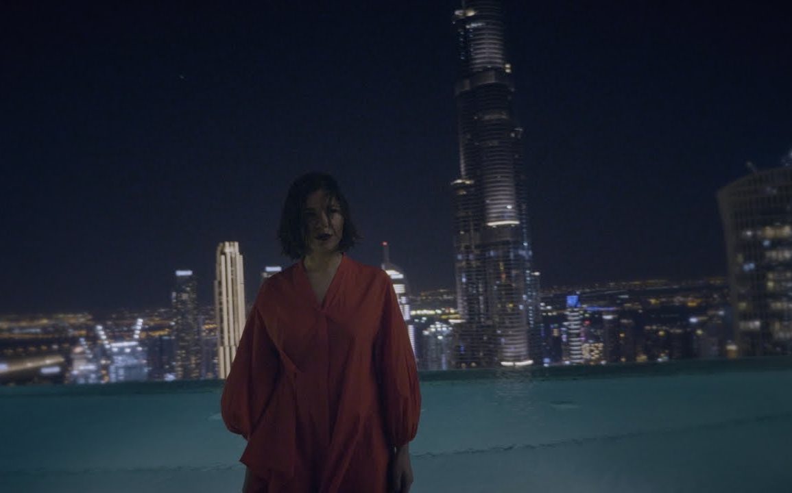 Nina Kraviz compartilha o videoclipe de sua última música, “Skyscrapers”