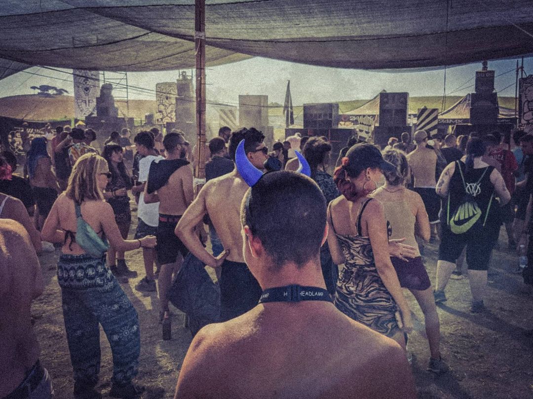 Projeto X da vida real: Rave ilegal termina com uma morte, um nascimento e  muito coma alcoólico - Eletro Vibez