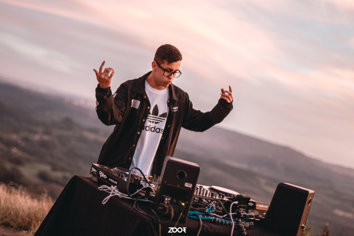 Superando-a-dor-da-perda,-ShalomTeck-produz-set-emocionante-chamado-Revolution-vibez