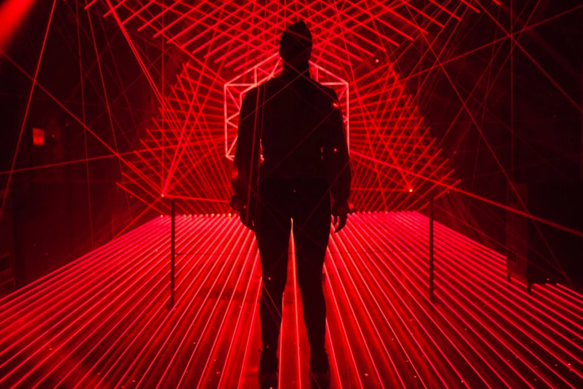 AMAZE--Conheça-a-instalação-audiovisual-aberta-em-Amsterdam