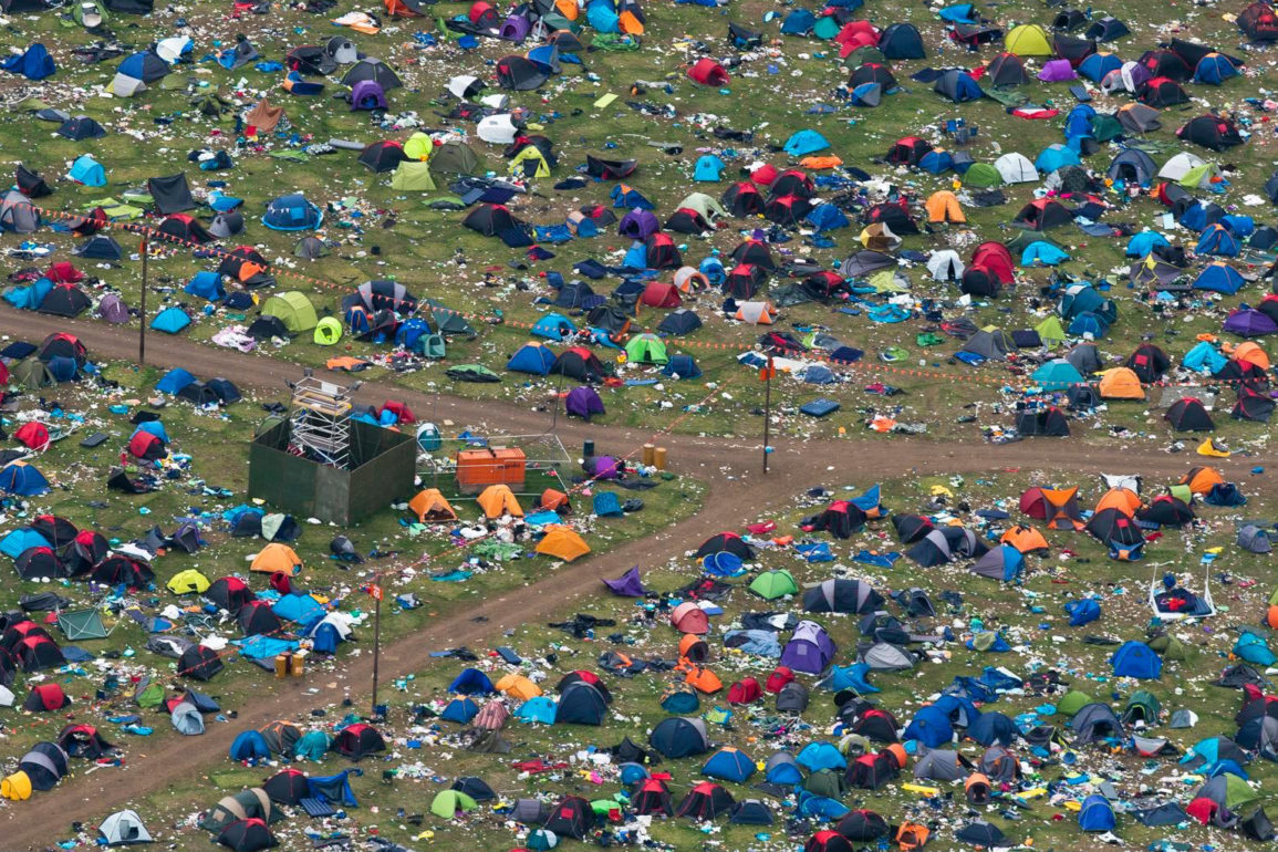 Barracas-e-equipamentos-de-acampamento-deixados-no-Readings-Festival-serão-doados-a-refugiados