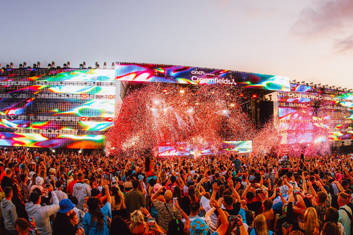 Cinzas-de-um-fã-de-Tiësto-são-disparadas-de-um-canhão-de-confetes-no-Creamfields-como-forma-de-homenagem-vibez