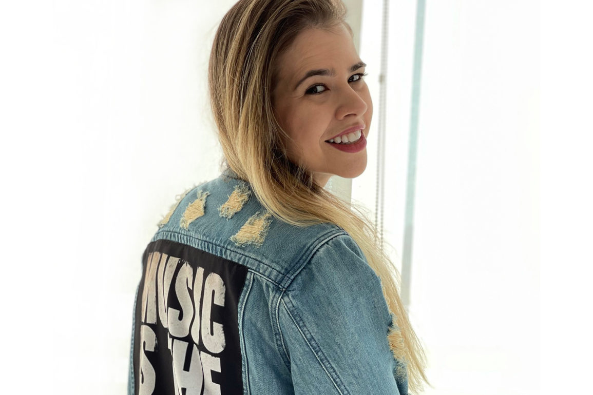 Com-mais-de-10-anos-de-carreira,-conheça-a-DJ-e-produtora-Red-Cloak