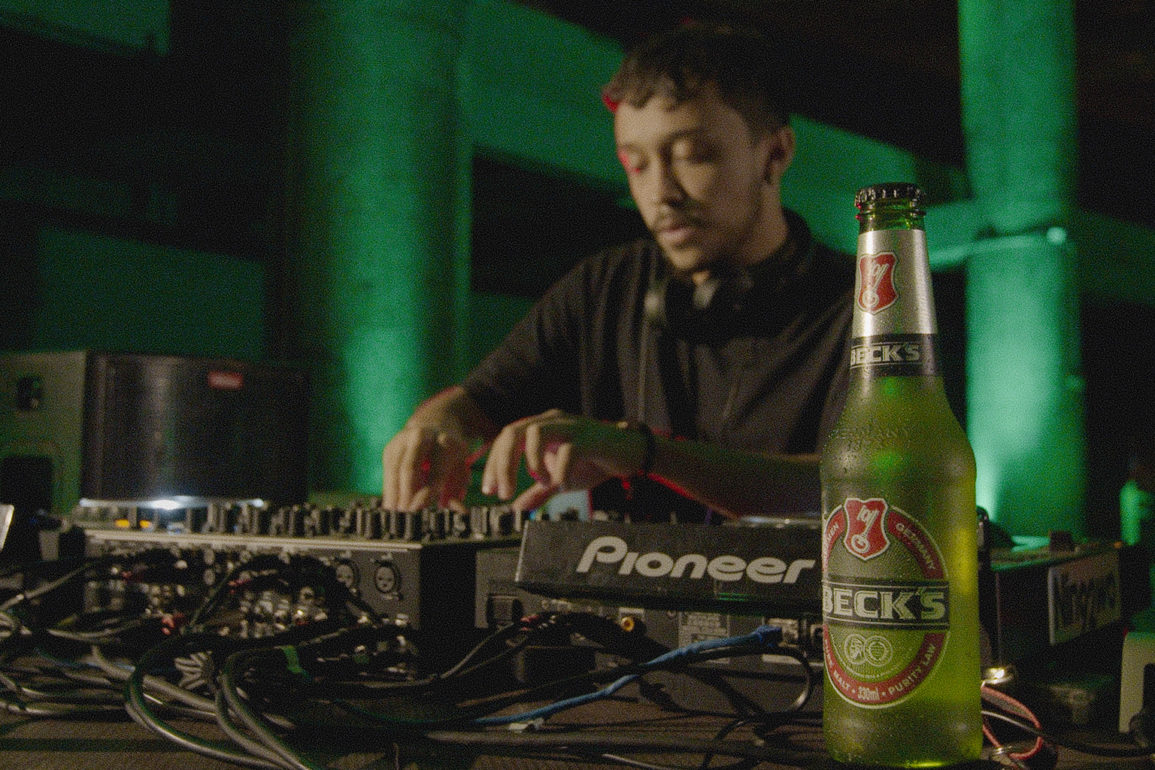 Lost-and-Found-e-Beck's-somam-forças-para-live-no-estádio-Serra-Dourada,-em-Goiânia