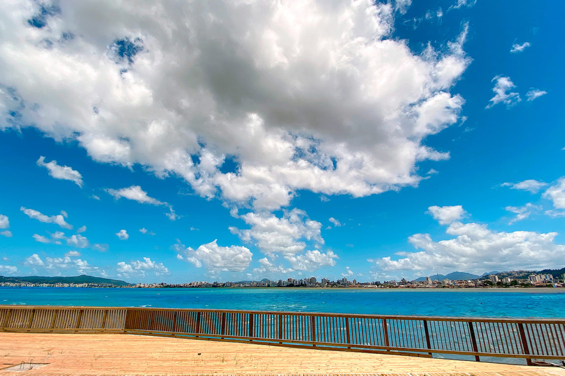 Novo-clube-em-frente-ao-mar-de-Floripa,-Baroque,-inaugura-neste-sábado-cercado-de-natureza-exuberante