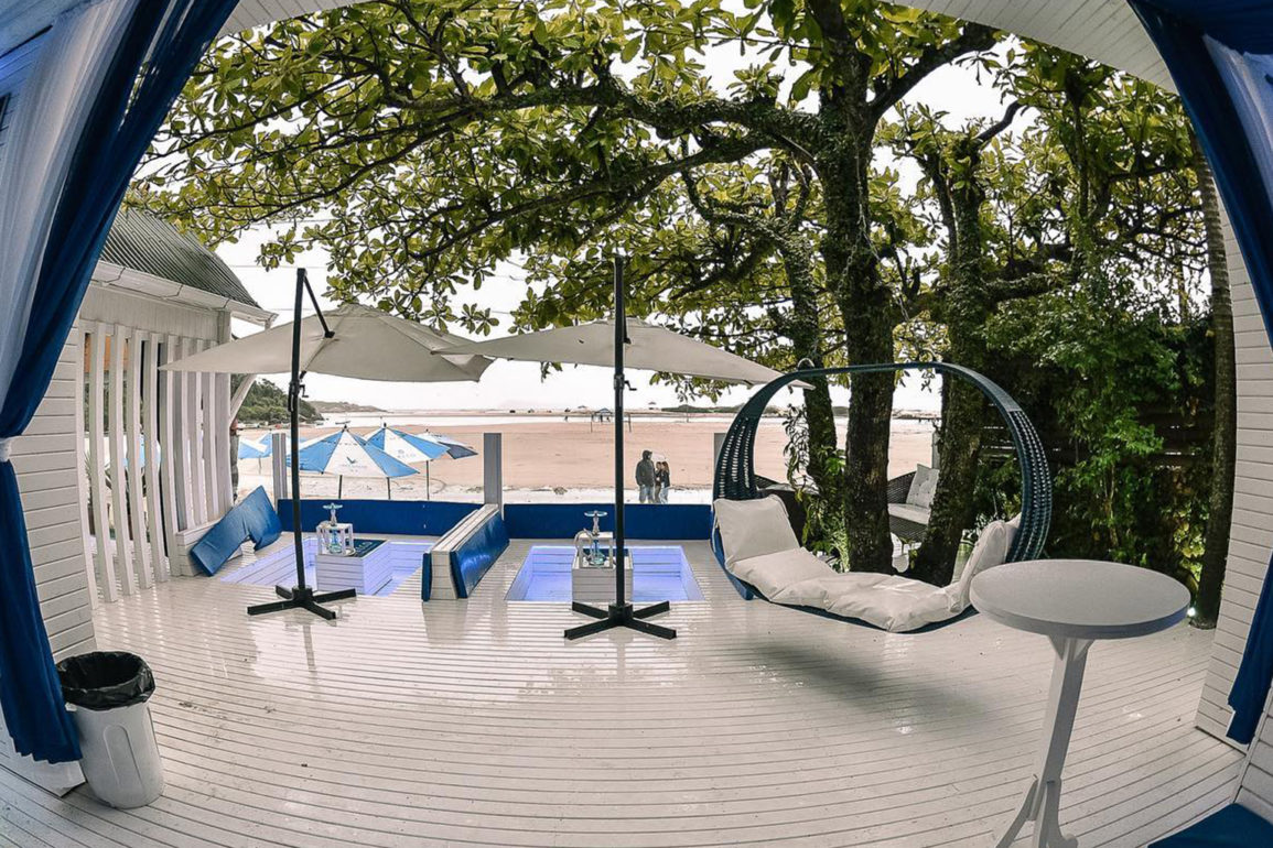 Conheça-o-Greco-Beach-Club,-um-projeto-despojado,-conectado-à-natureza-e-à-beira-mar