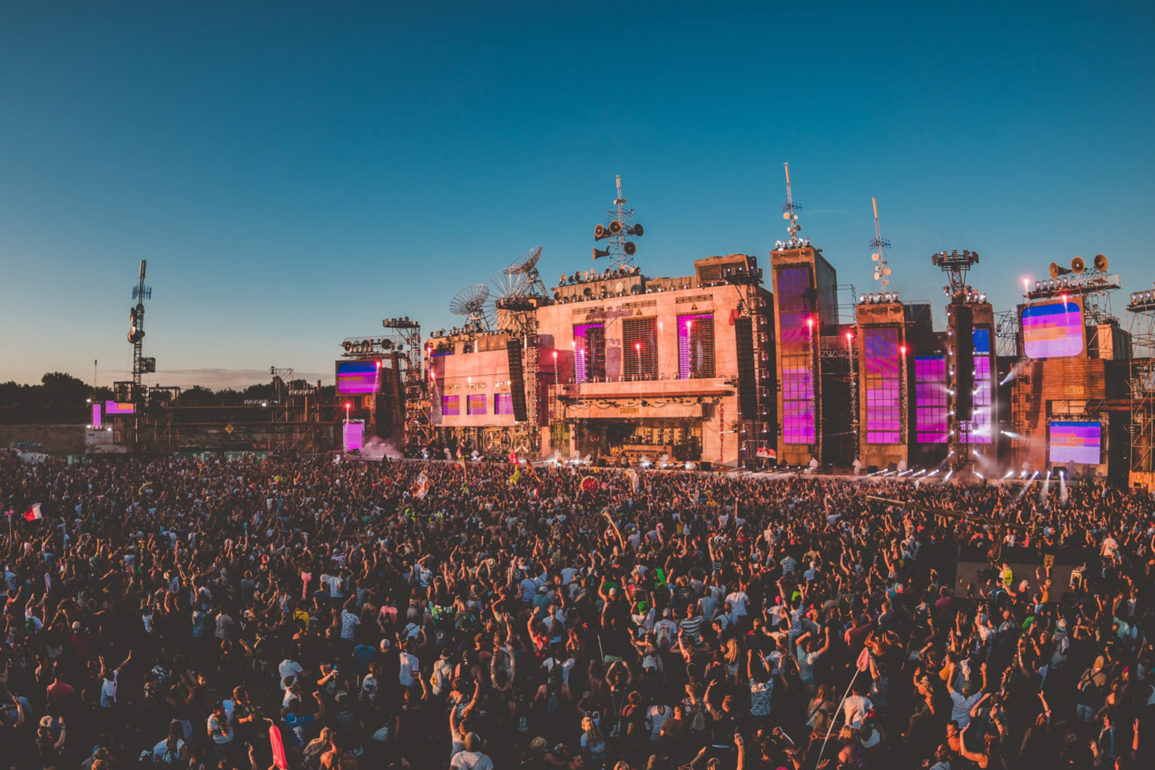 PAROOKAVILLE-adiciona-Dimitri-Vegas-&-Like-Mike,-Robin-Schulz,-Amelie-Lens-e-muitos-mais-em-seu-line-up