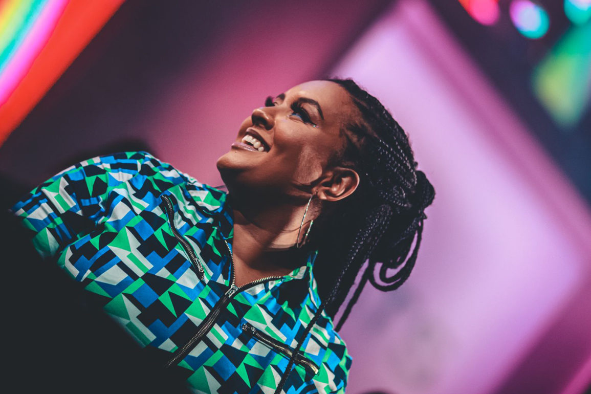 Com pegada latina e musicalidade irresistível, Carola lança novo single pela Armada Music