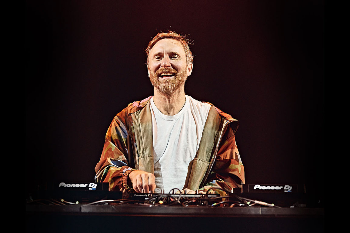 Guetta-reúne-tribos,-distribui-clássicos-e-vive-noite-'entre-amigos'-durante-apresentação-no-Ushuaia-Ibiza-