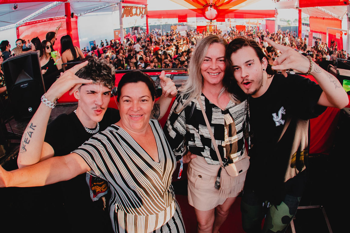 Almanac-leva-mães,-do-interior-de-minas,-para-vê-los-no-Rock-in-Rio