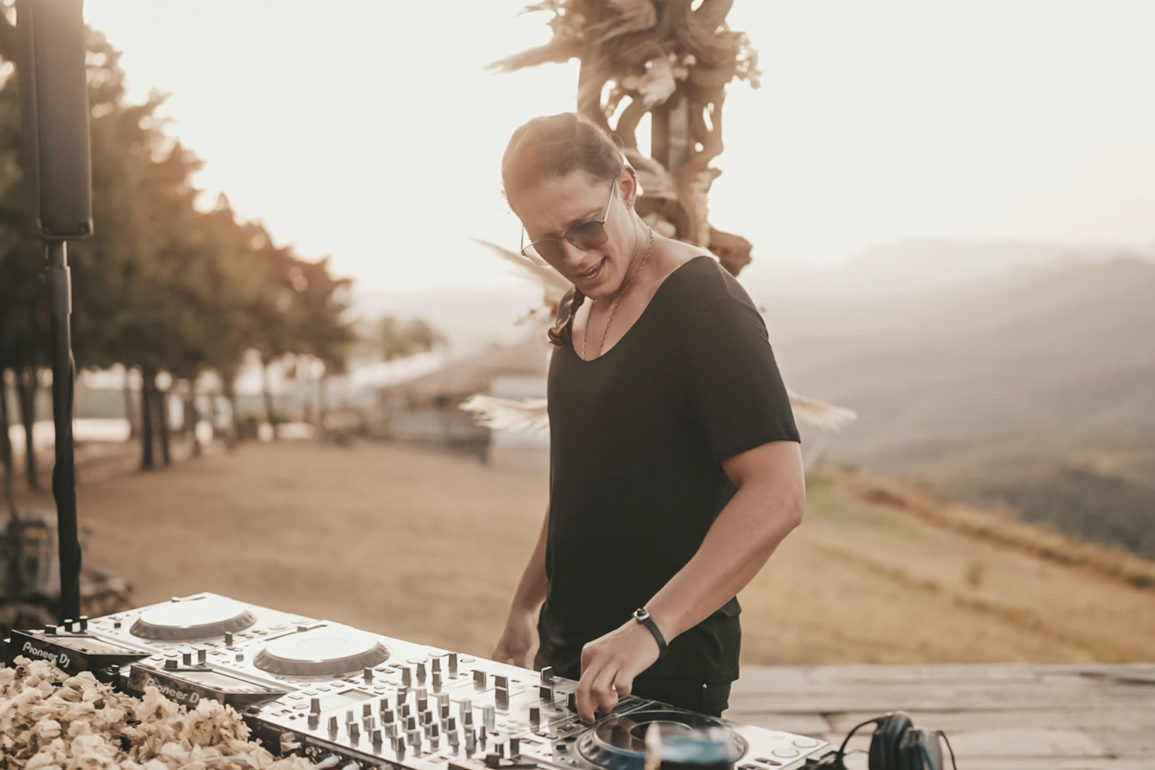 'Otherside'-é-o-primeiro-single-de-álbum-que-marca-nova-fase-empolgante-de-Hugo-Doche