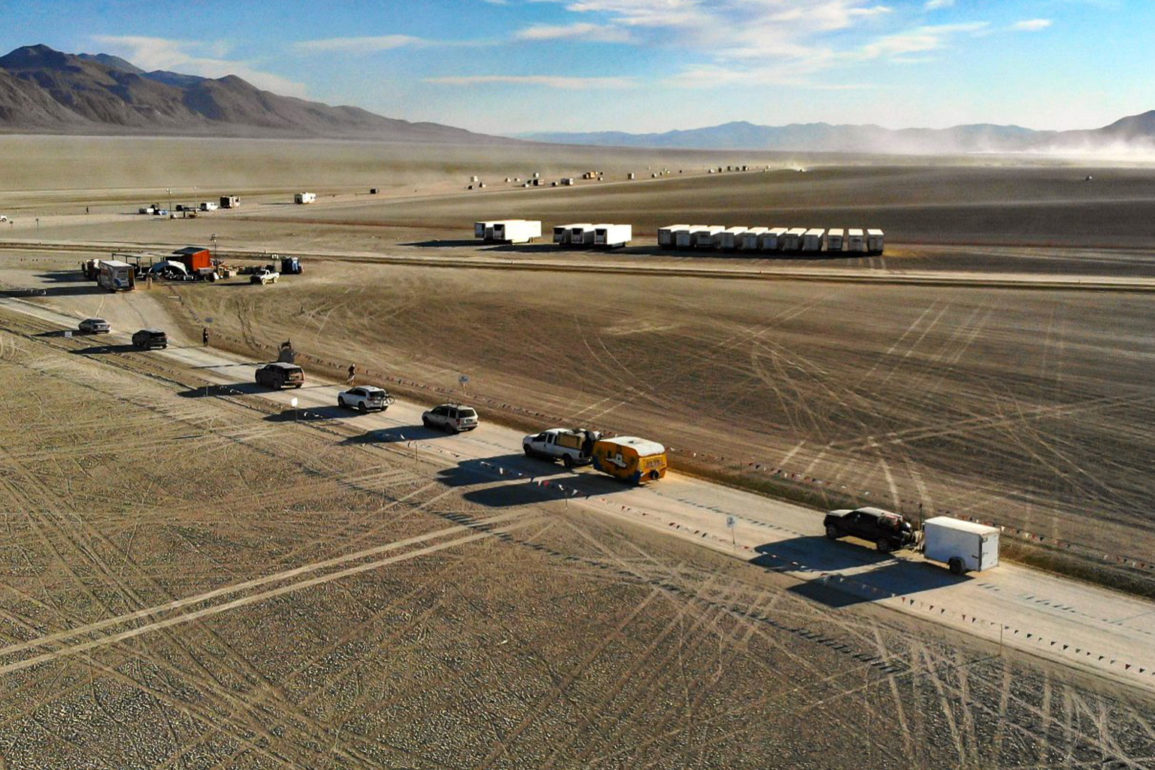 Publico-do-Burning-Man-enfrenta-transito-de-12-horas-para-ir-embora-ao-final-do-evento Publico-do-Burning-Man-enfrenta-transito-de-12-horas-para-ir-embora-ao-final-do-evento