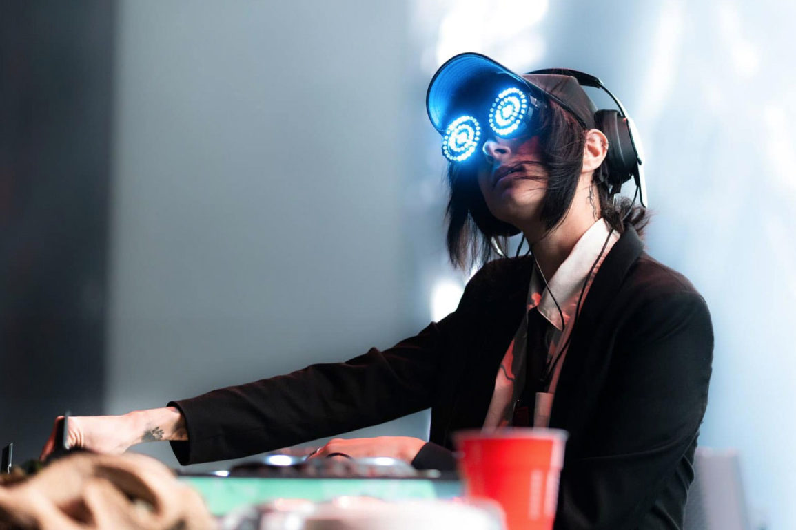 Por-meio-de-sua-mais-nova-gravadora-a-HYPNOVIZION-RECORDS-a-talentosa-REZZ-esta-empenhada-em-descobrir-o-inexplicavel