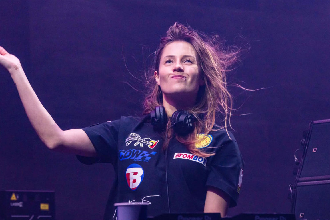 Uma-das-mulheres-mais-influentes-da-musica-eletronica-embarca-para-se-apresentar-no-Brasil-Saiba-quem-e-Charlotte-de-Witte Uma-das-mulheres-mais-influentes-da-musica-eletronica-embarca-para-se-apresentar-no-Brasil-Saiba-quem-e-Charlotte-de-Witte