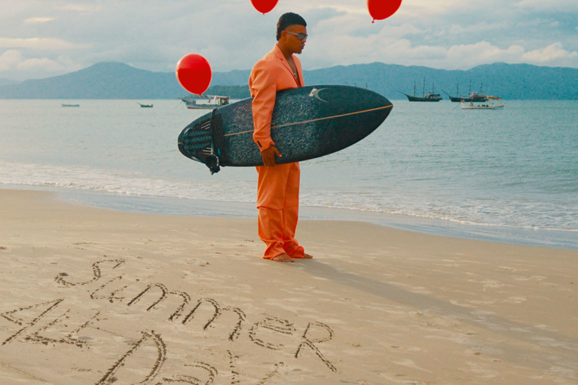 Como-resultado-de-performances-que-marcaram-sua-carreira,-Victor-Lou-lança-novo-álbum.-Conheça-o-“Summer-All-Day”