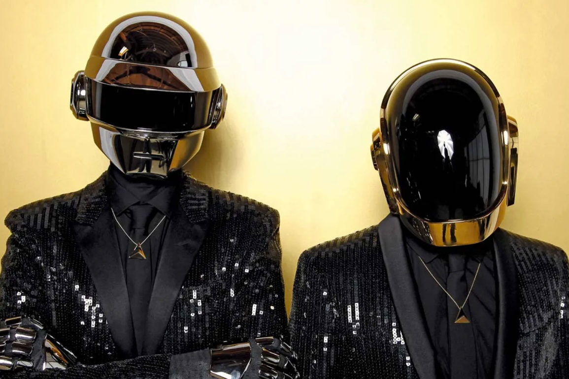 Daft-Punk-compartilha-rara-performance-de-Rollin-Scratchin-durante-a-qual-nao-usavam-seus-iconicos-capacetes