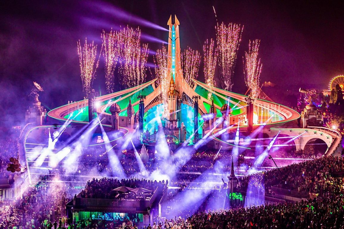 csm_tomorrowland-mainstage-2022-bunt_a3d4bc12d2 csm_tomorrowland-mainstage-2022-bunt_a3d4bc12d2