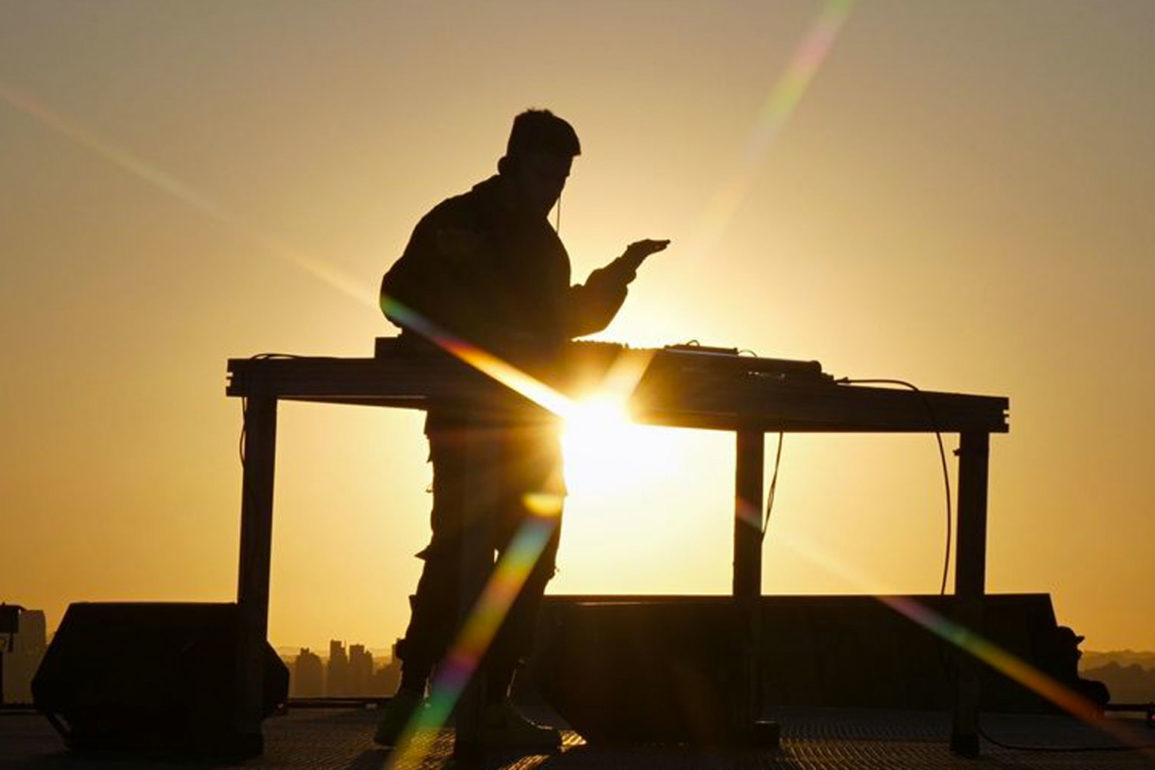 Dropack-anuncia-novo-ciclo-de-sua-carreira-em-um-set-com-visual-emocionante