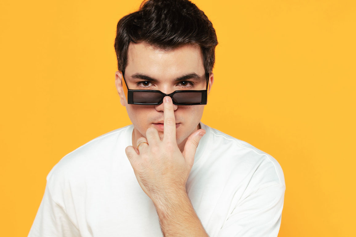 com-“under-the-sun”,-santti-retorna-às-origens-e-lança-uma-identidade-sonora-renovada-