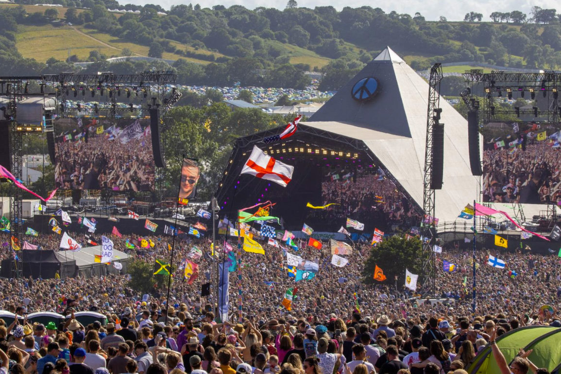 Glastonbury-funcionara-com-energia-renovavel-Como-a-atitude-ambiental-de-um-grande-festival-pode-influenciar-positivamente-o-futuro-da-cena-no-Brasil