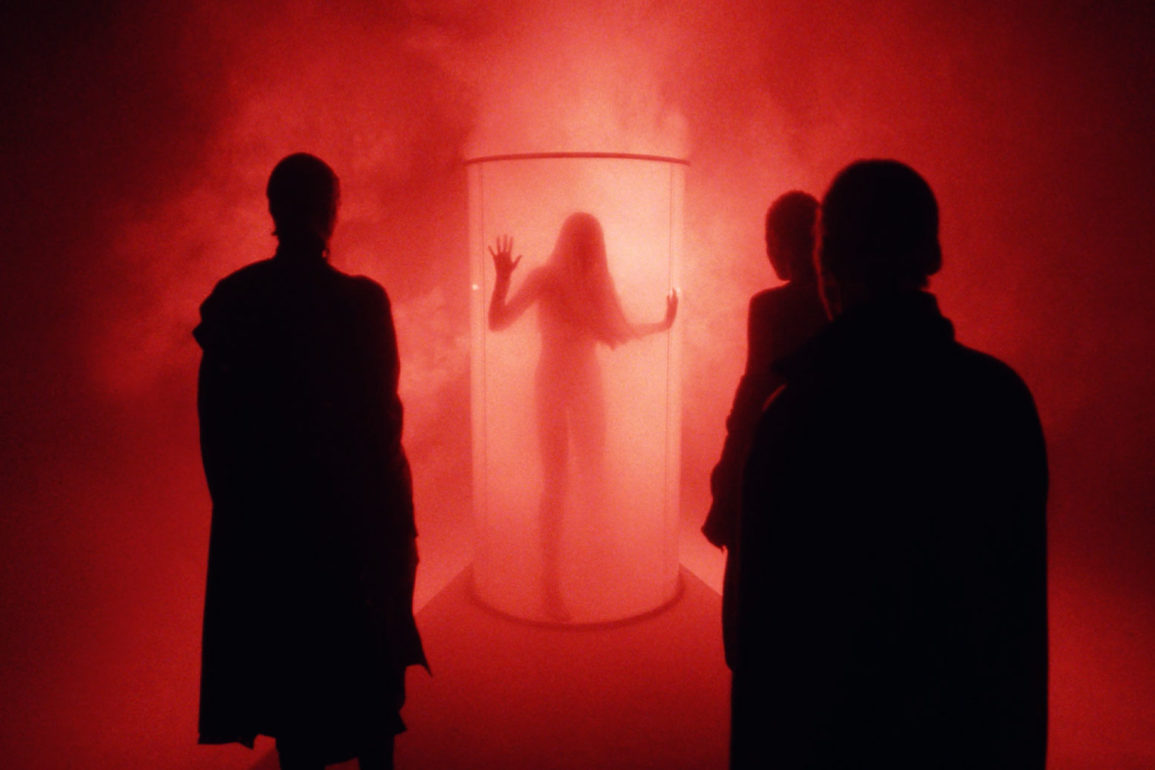 Vintage-Culture-explora-ansiedade-digital-no-videoclipe-de-Fallen-Leaf-primeiro-single-de-seu-album-de-estreia