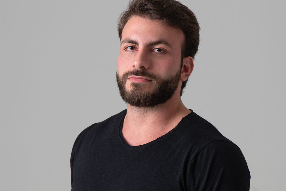 Khouri-lança-set-que-dá-início-a-nova-fase-de-sua-carreira,-marcada-por-suportes-de-peso-da-cena