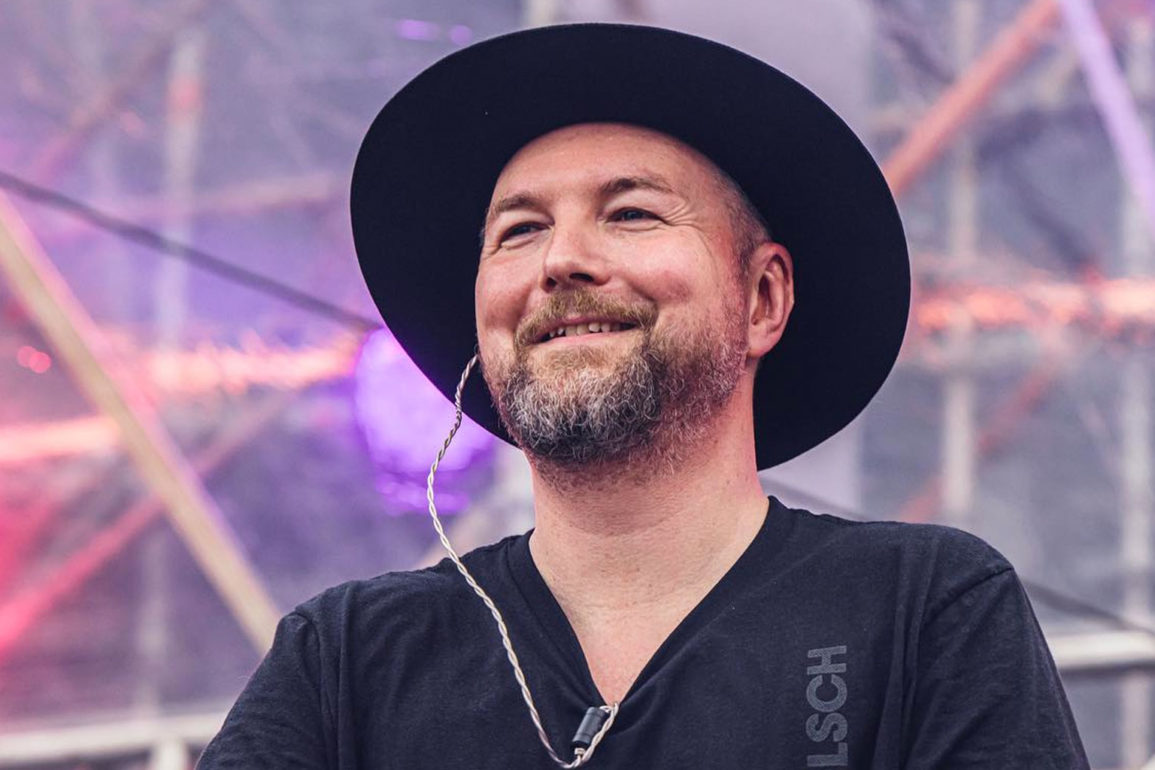 Kolsch-anuncia-lancamento-de-album-com-composicoes-arranjos-e-vocais-do-pai-falecido-ha-20-anos Kolsch-anuncia-lancamento-de-album-com-composicoes-arranjos-e-vocais-do-pai-falecido-ha-20-anos