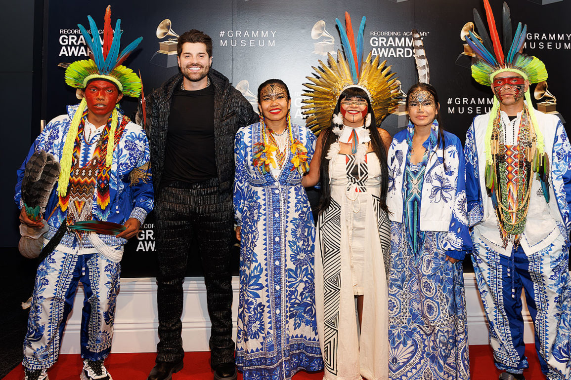 Alok-e-indigenas-brasileiros-realizam-premiere-do-album-O-Futuro-e-Ancestral-no-Grammy-Museum
