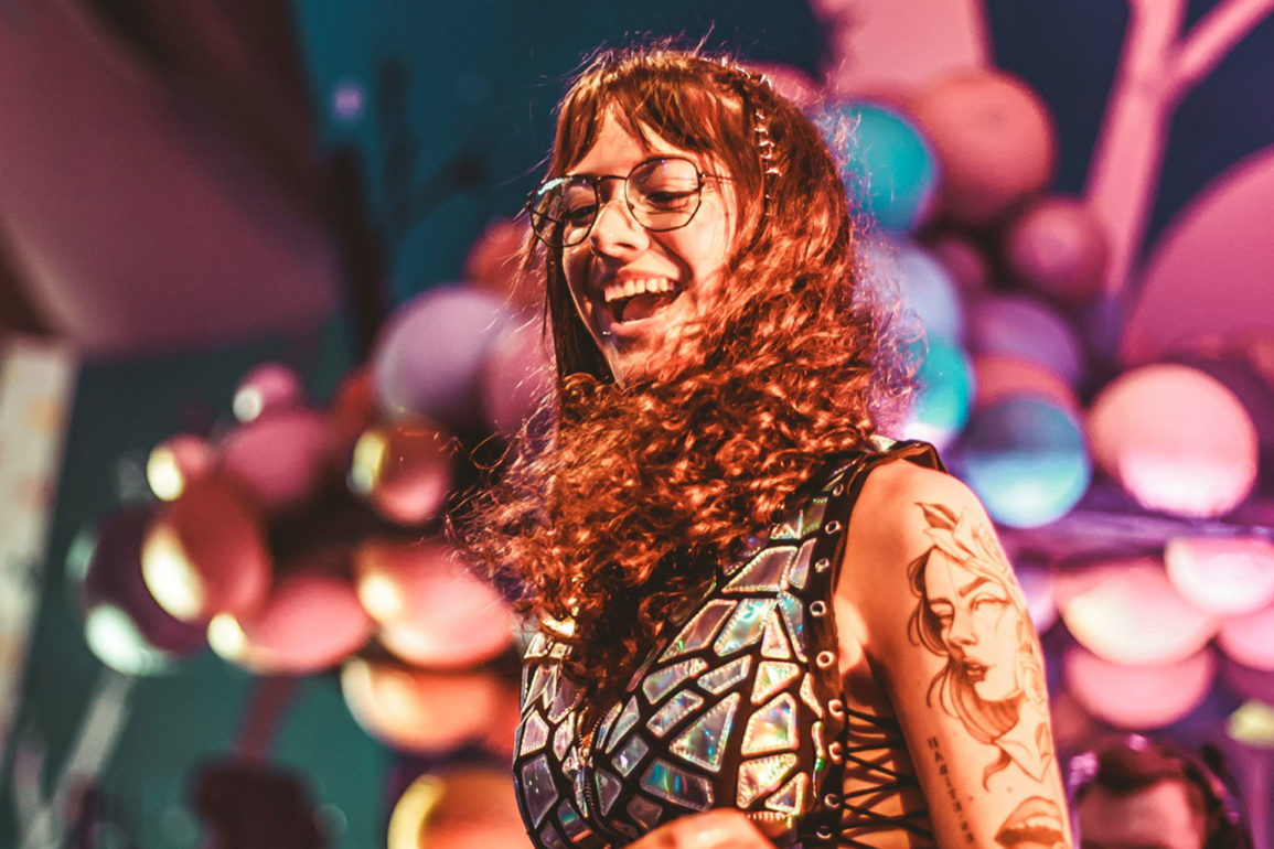 Carol-Favero-na-elrow-conversamos-com-a-artista-sobre-sua-experiencia-no-festival