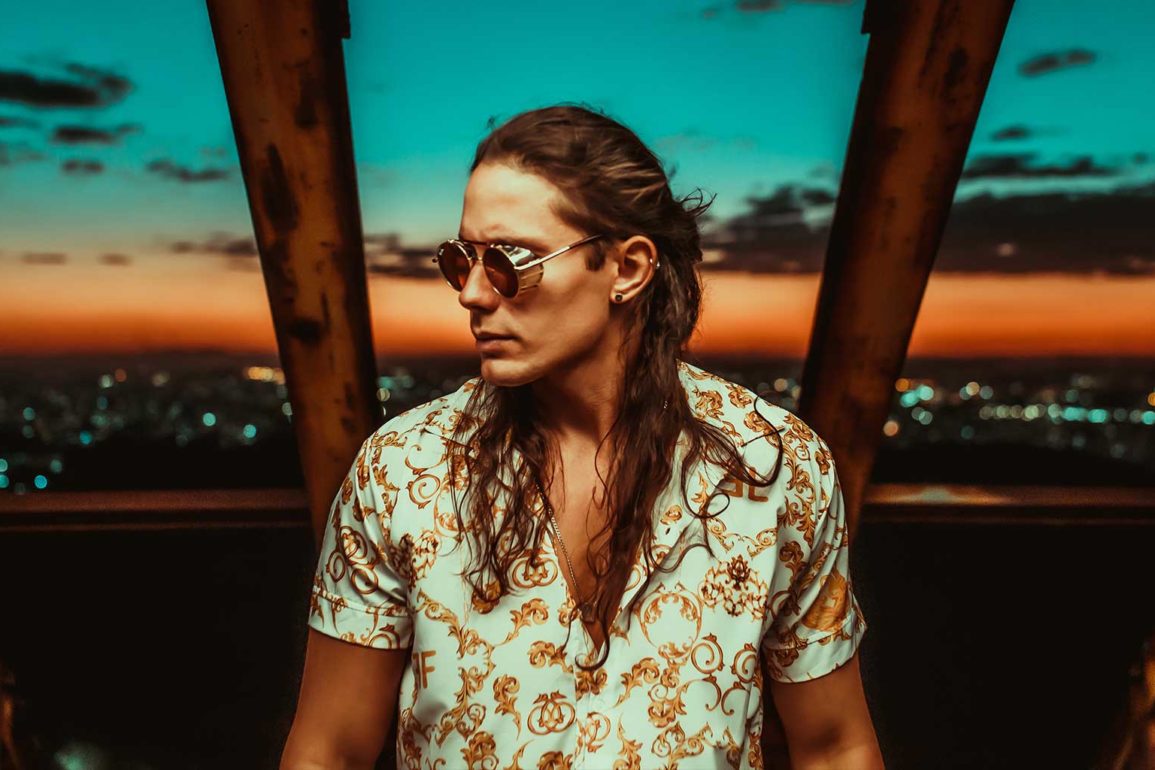 DOCHE-apresenta-nova-fase-da-carreira,-emplaca-em-Top-#1-de-Disco-Music-no-Beatport,-e-anuncia-estreia-na-Só-Track-Boa-no-palco-KomVIBEZ!