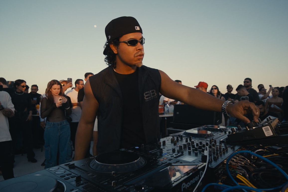 Victor-Lou-lança-set-exclusivo-'Sunset-on-the-Rooftop-at-Oscar-Niemeyer'.-Assista-no-Youtube! Victor-Lou-lança-set-exclusivo-'Sunset-on-the-Rooftop-at-Oscar-Niemeyer'.-Assista-no-Youtube!