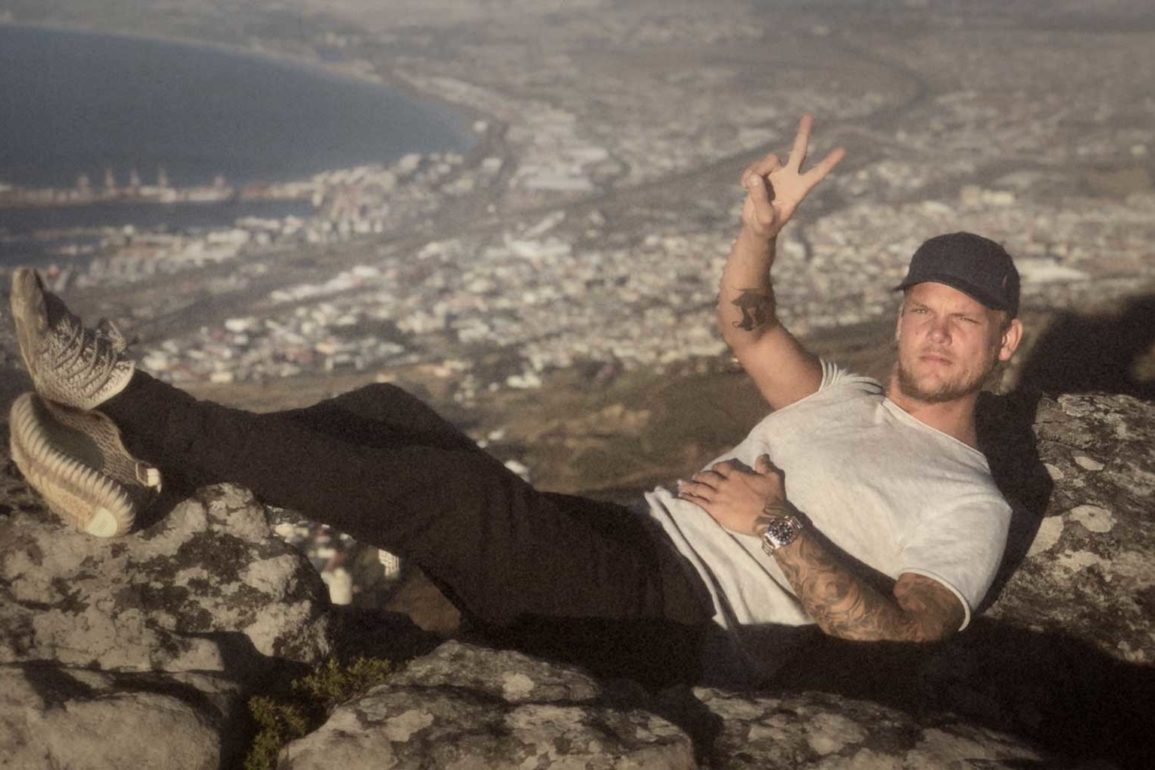 Netflix-anuncia-exibição-de-documentário-e-última-apresentação-realizada-por-Avicii-em-Ibiza,-para-31-de-dezembro.