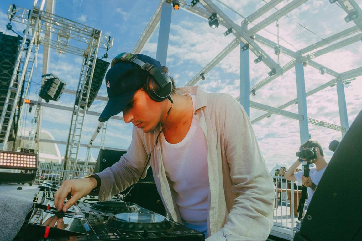 Após-abrir-para-Keinemusik-no-RJ,-simo-not-simon-comemora-o-lançamento-do-EP-“House-Music-For-Lovers”,-embalado-por-grooves-envolventes