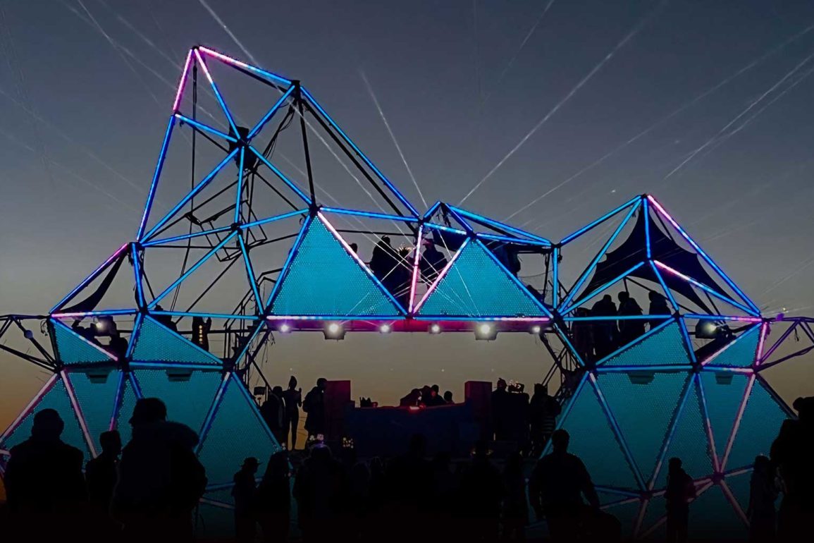 Art-car-Titanic's-End,-famoso-por-aparições-no-Burning-Man,-lança-gravadora