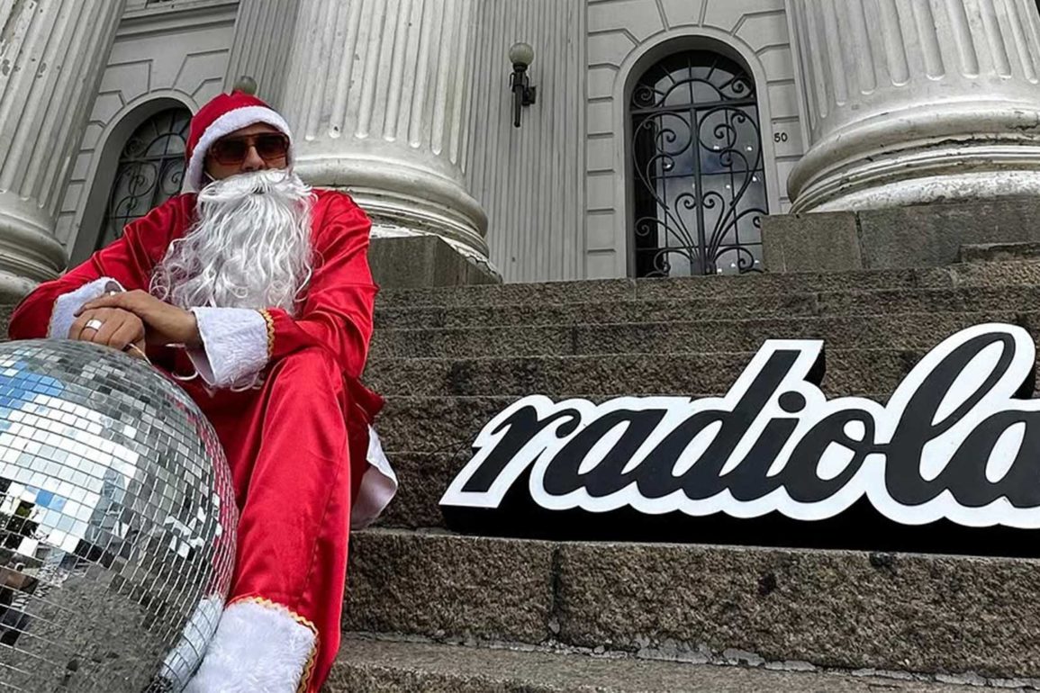 Radiola-Xmas-acontece-no-dia-24-de-dezembro,-no-Âmbar-Curitiba,-marcando-o-retorno-de-uma-das-labels-mais-icônicas-da-cena-brasileira Radiola-Xmas-acontece-no-dia-24-de-dezembro,-no-Âmbar-Curitiba,-marcando-o-retorno-de-uma-das-labels-mais-icônicas-da-cena-brasileira